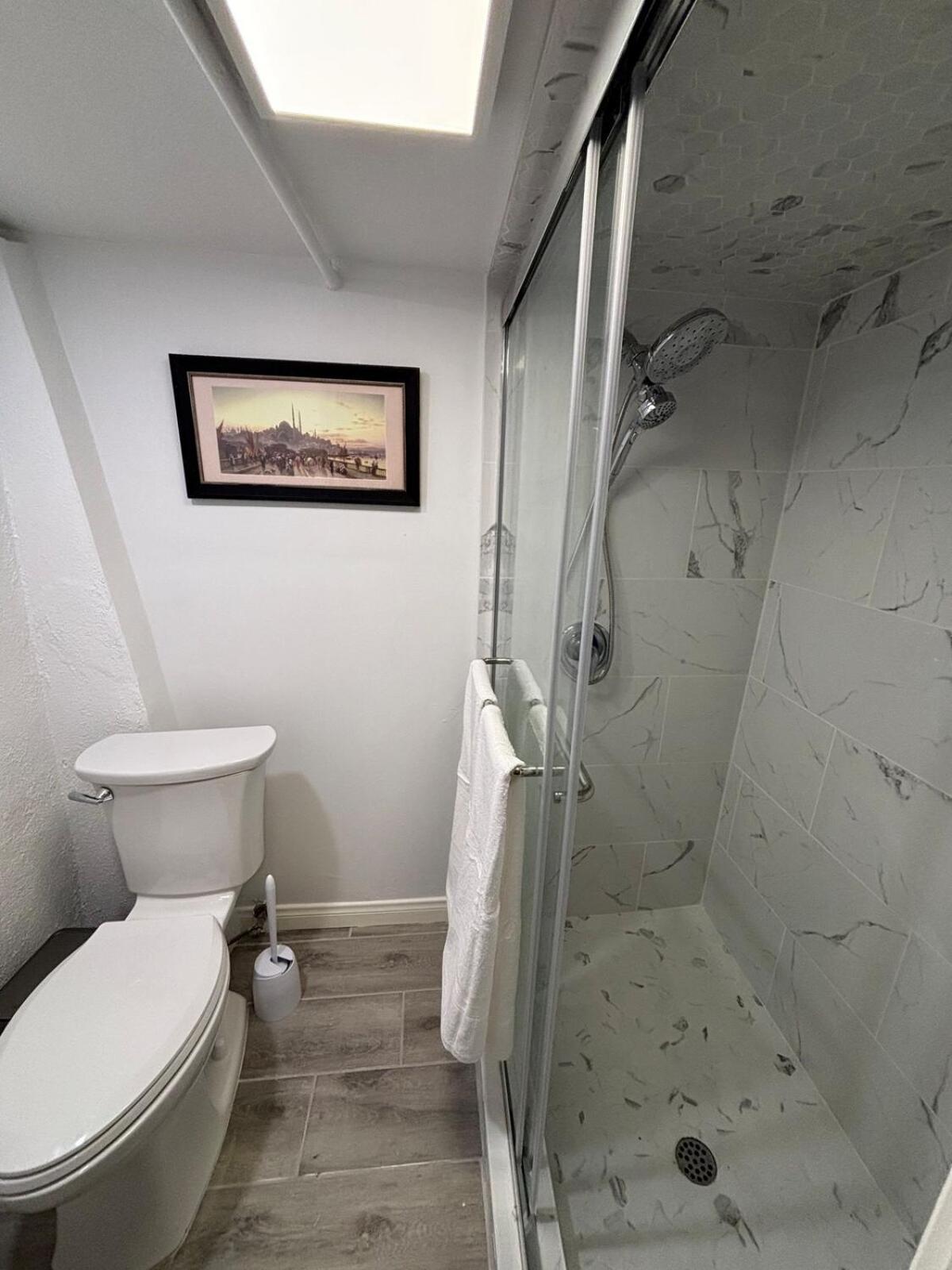 Sunny Golden Hill Studio! Fully Stocked - Near Dt Apartment