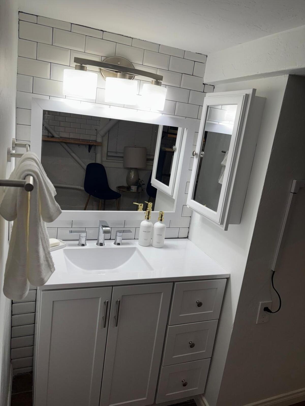 Sunny Golden Hill Studio! Fully Stocked - Near Dt