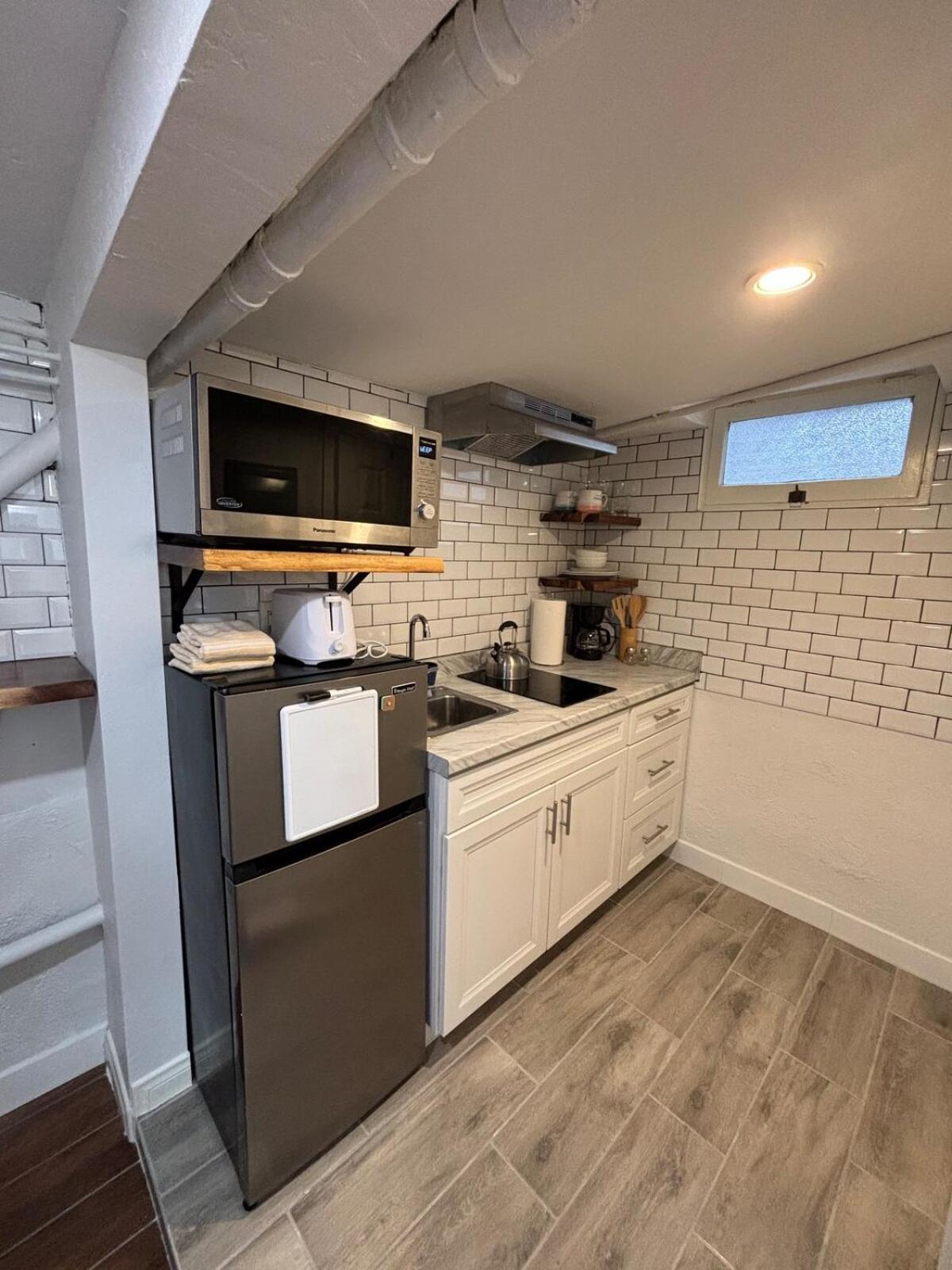 Sunny Golden Hill Studio! Fully Stocked - Near Dt *